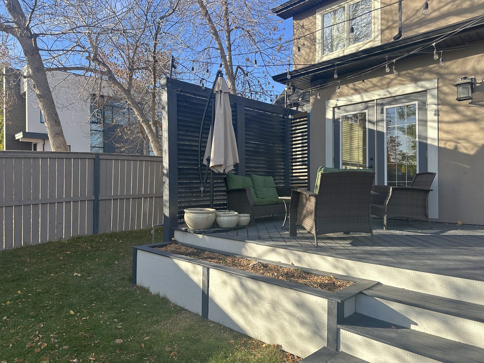 Deck seating area beside a louvred privacy screen