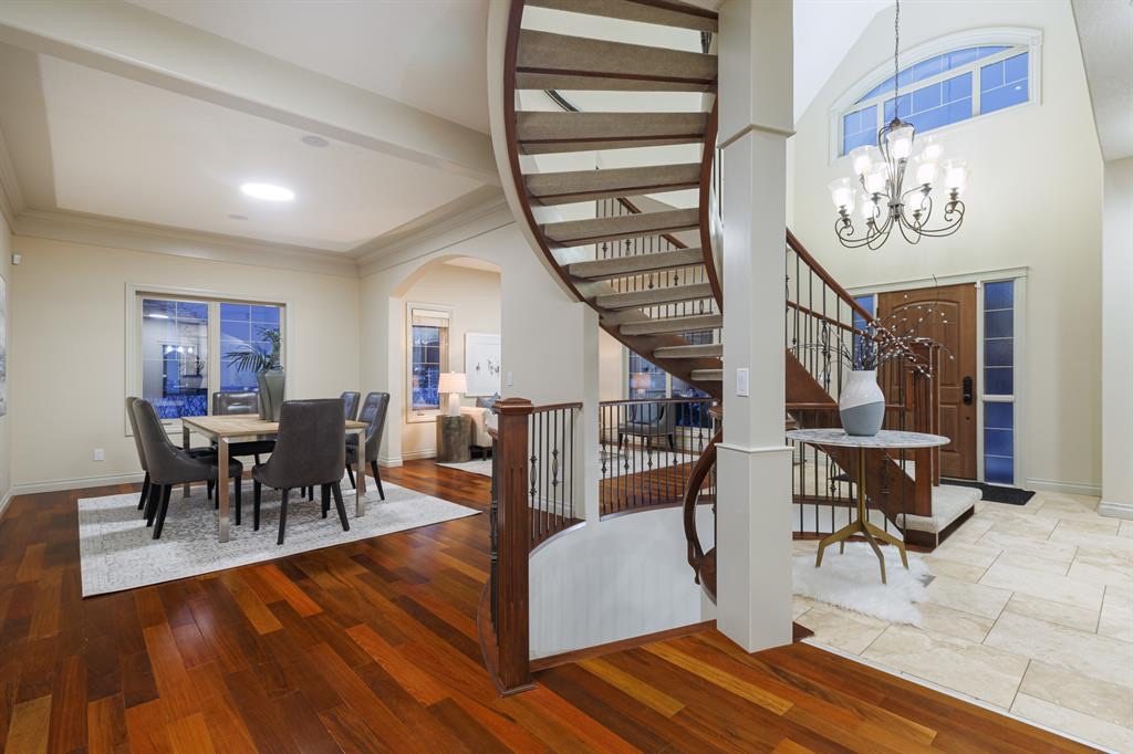 Open-riser curved staircase beside the dining room